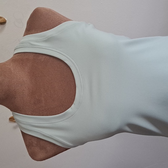 NWT HALARA Round Neck Racerback Fitted Sleeveless Tank Top Size M Light Green - Picture 2 of 8